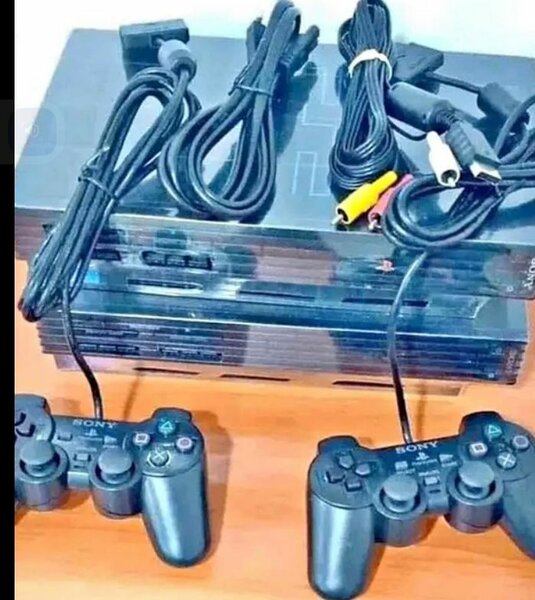Console PS2 avec manettes et accessoires