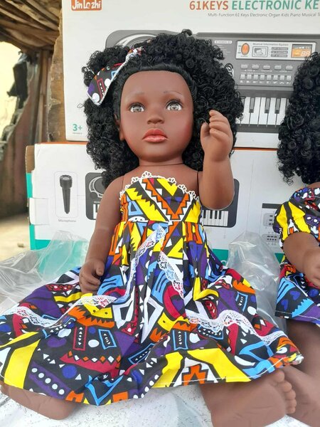 Poupée afro en robe colorée