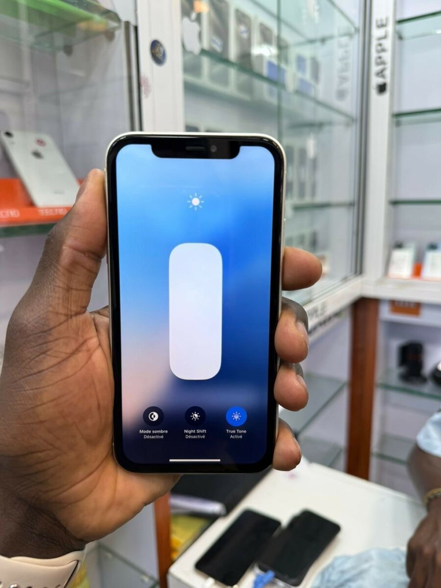 iPhone 11 64giga casineuf tout passe propre