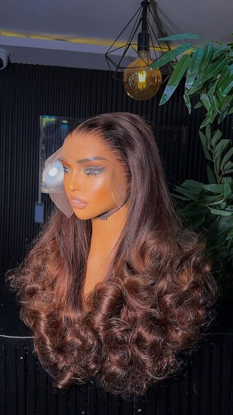 Perruque Ondulée en Dentelle