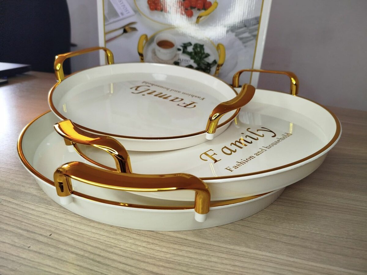 Plateaux de service dorés