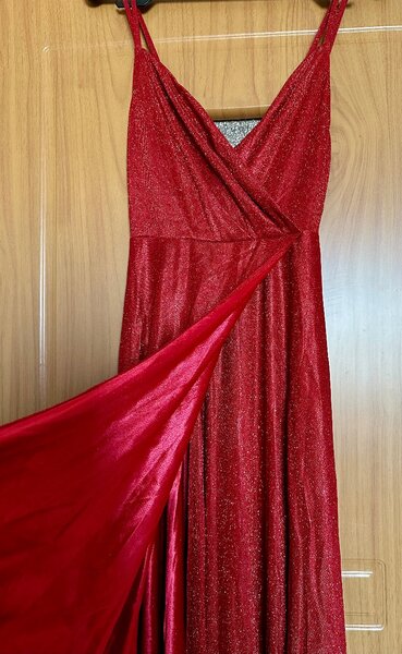 Длинное красное платье