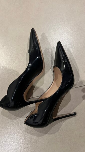 Élégants talons en verni noir