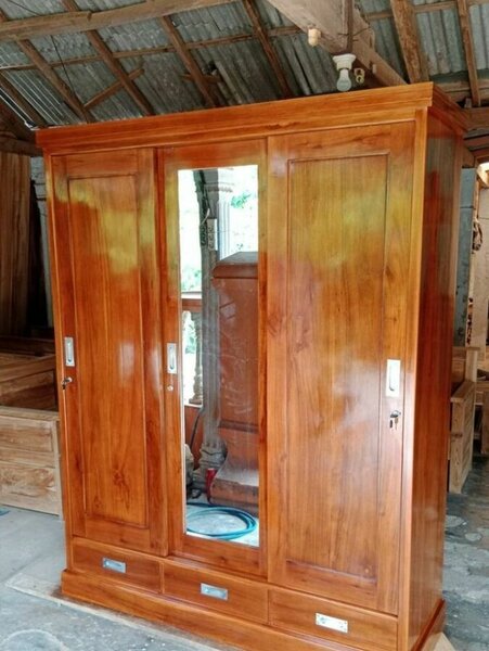 Armoire en bois avec miroir