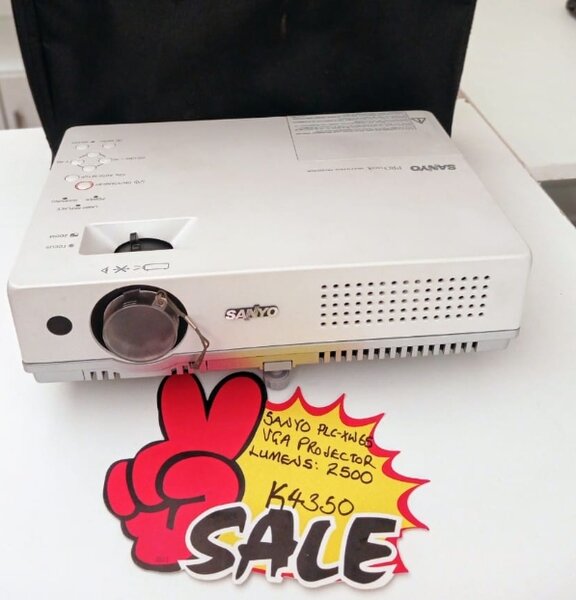 Projector Sanyo plc xw 65  Lumens: 2500