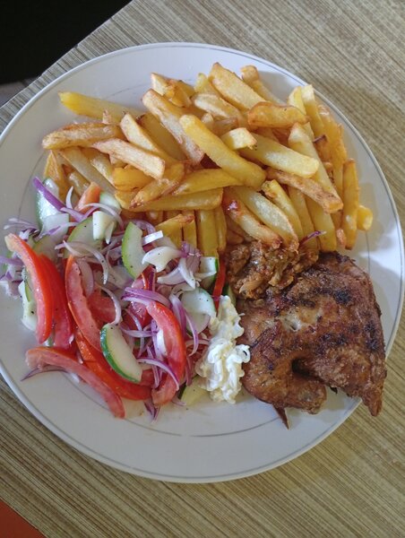 Assiette Poulet et Frites Délicieuse