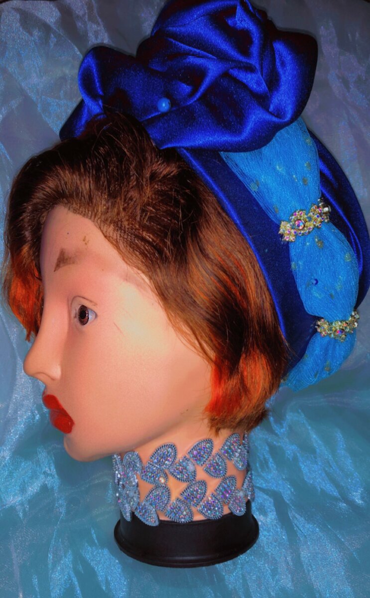 Élégante Coiffe en Satin Bleu