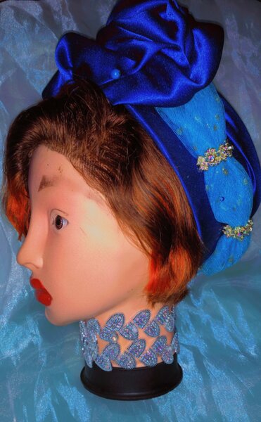 Élégante Coiffe en Satin Bleu