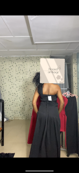 Robe élégante à une épaule