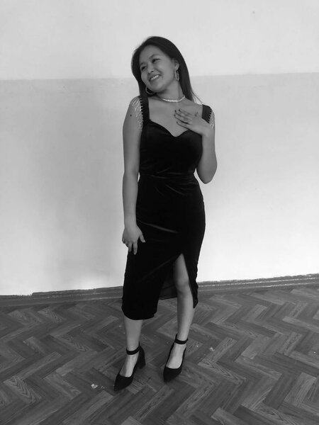 Шикарное платье.С разрезом и со стразами на плечах.