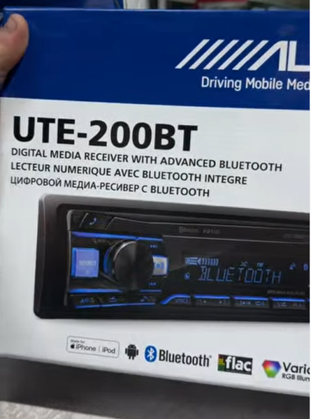 Автомагнитола Alpine UTE-200BT 