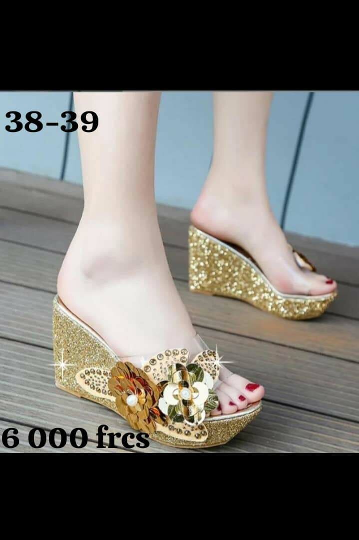 Sandales compensées brillantes