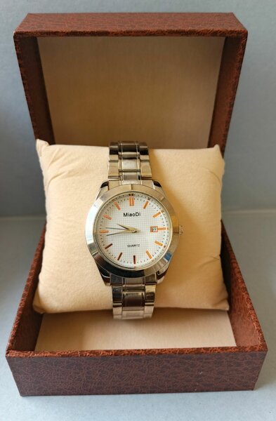 Montre élégante en acier inoxydable