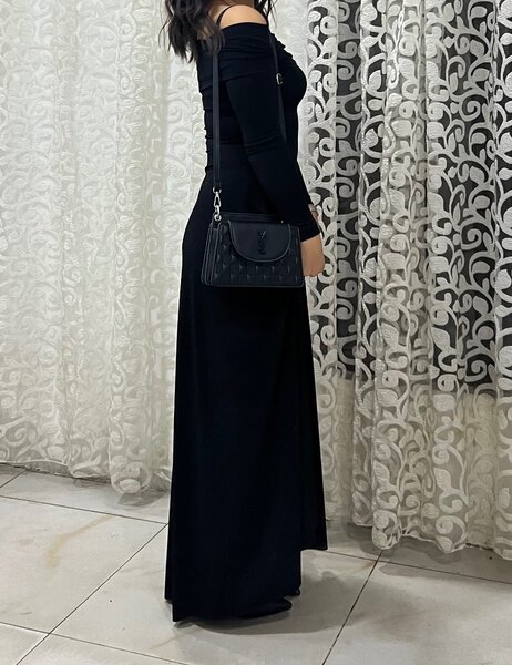 Красивое чёрное платье со спущенными плечиками