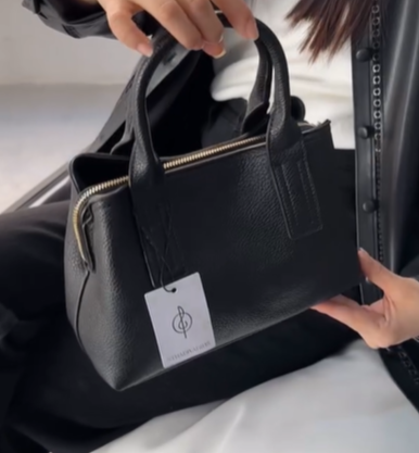 Компактная черная сумочка от Stradivarius