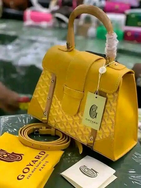 Sac à main en cuir jaune Goyard