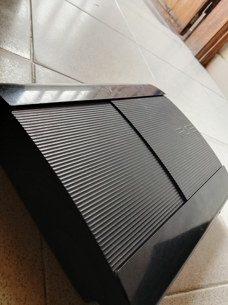 PS3 Super slim et 2 manettes