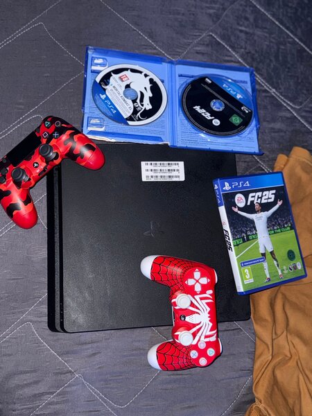 Console PS4 avec manettes