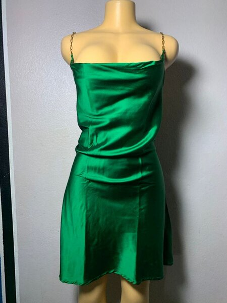 Robe satinée verte élégante