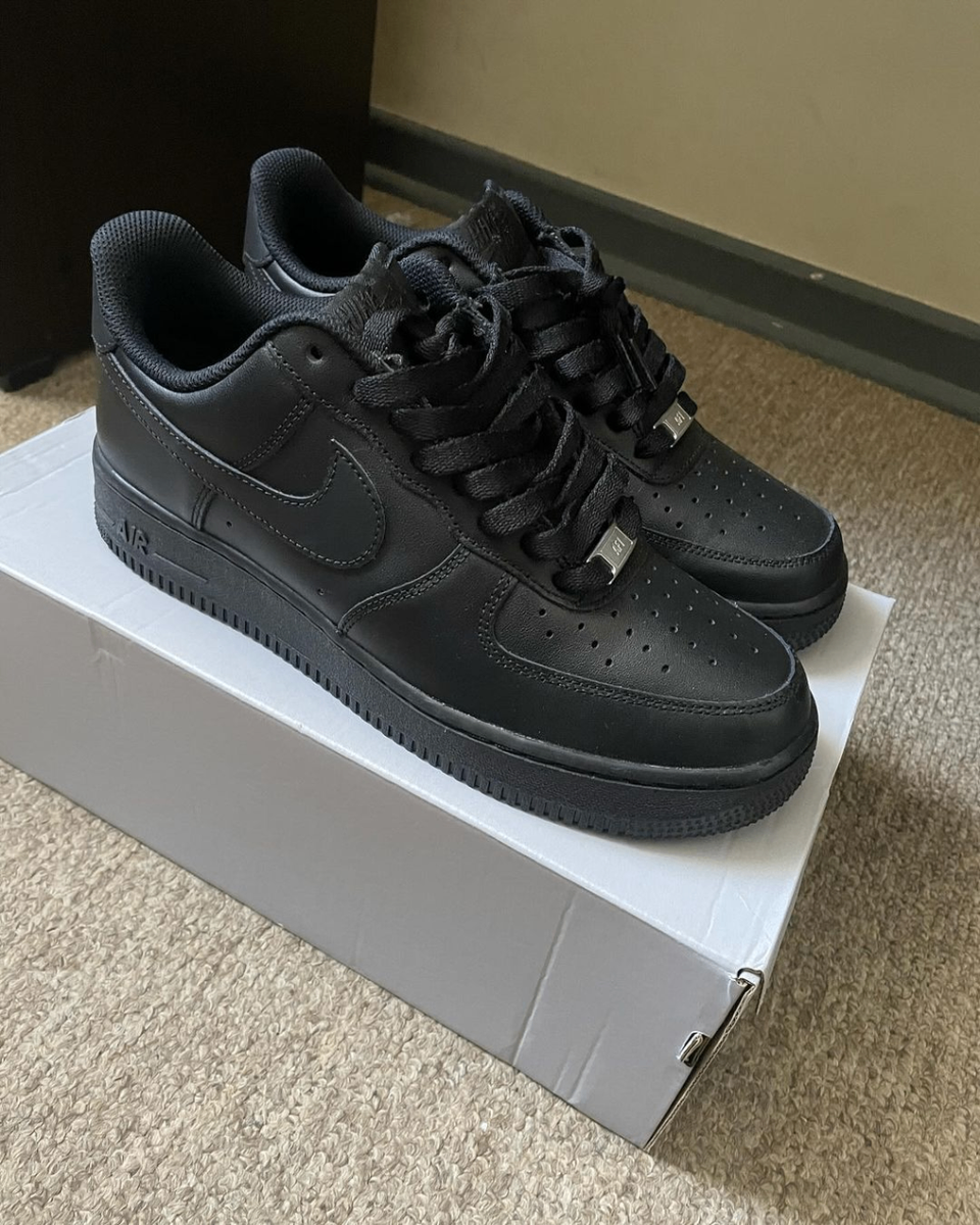 Black sneakers Sizes:4-12