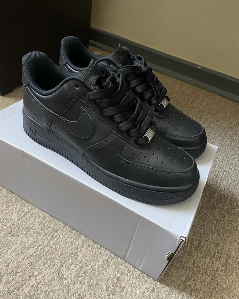 Black sneakers Sizes:4-12