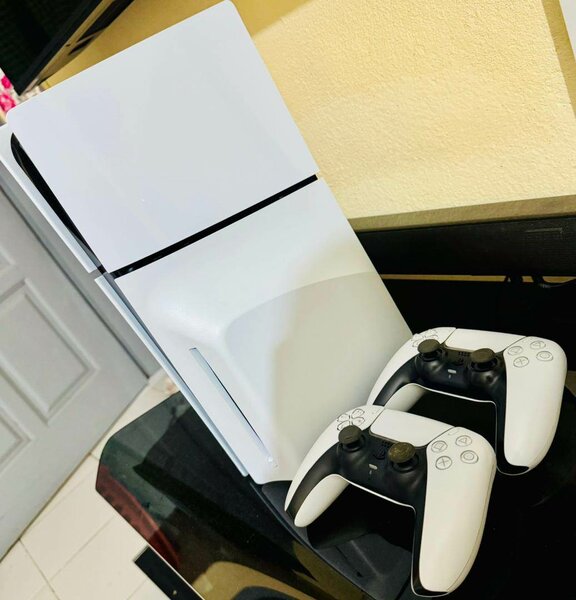 Ps5 avec 2 manette en très bon