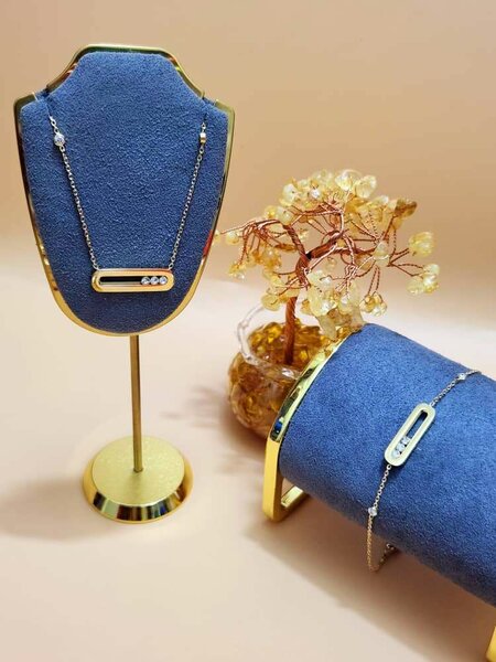 Collier et bracelet dorés élégants