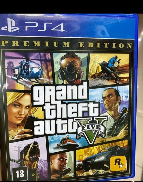 Console PS4 avec manette et GTA V