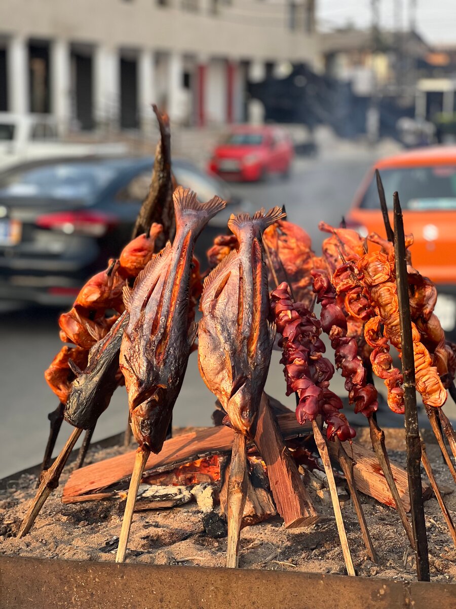 Poisson et poulet piqué