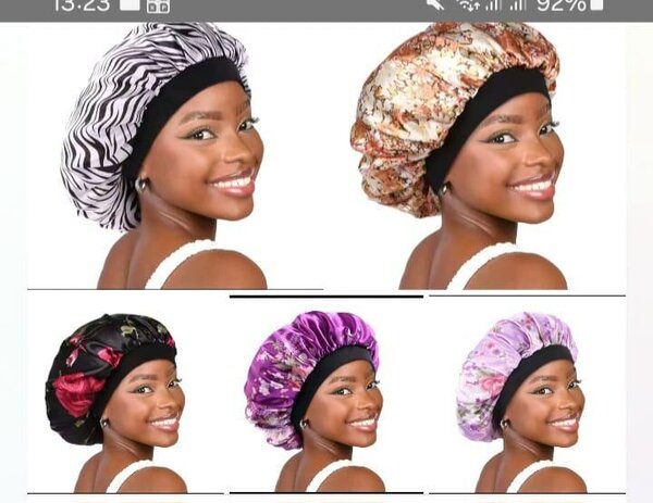 Bonnets en satin colorés