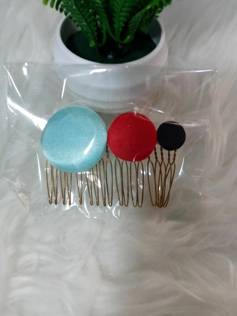 Button Hair Comb