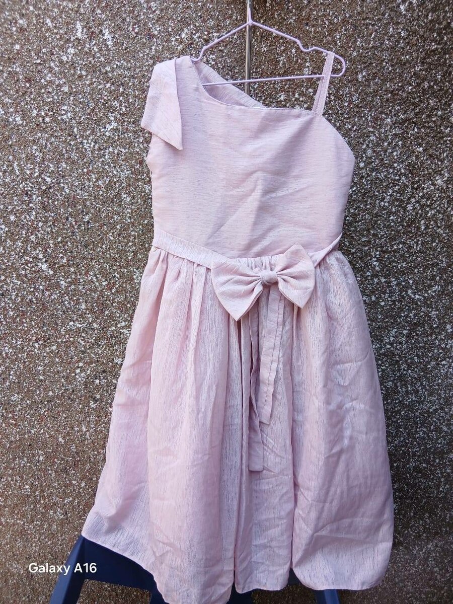 Robe rose à une épaule