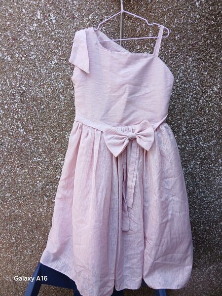 Robe rose à une épaule