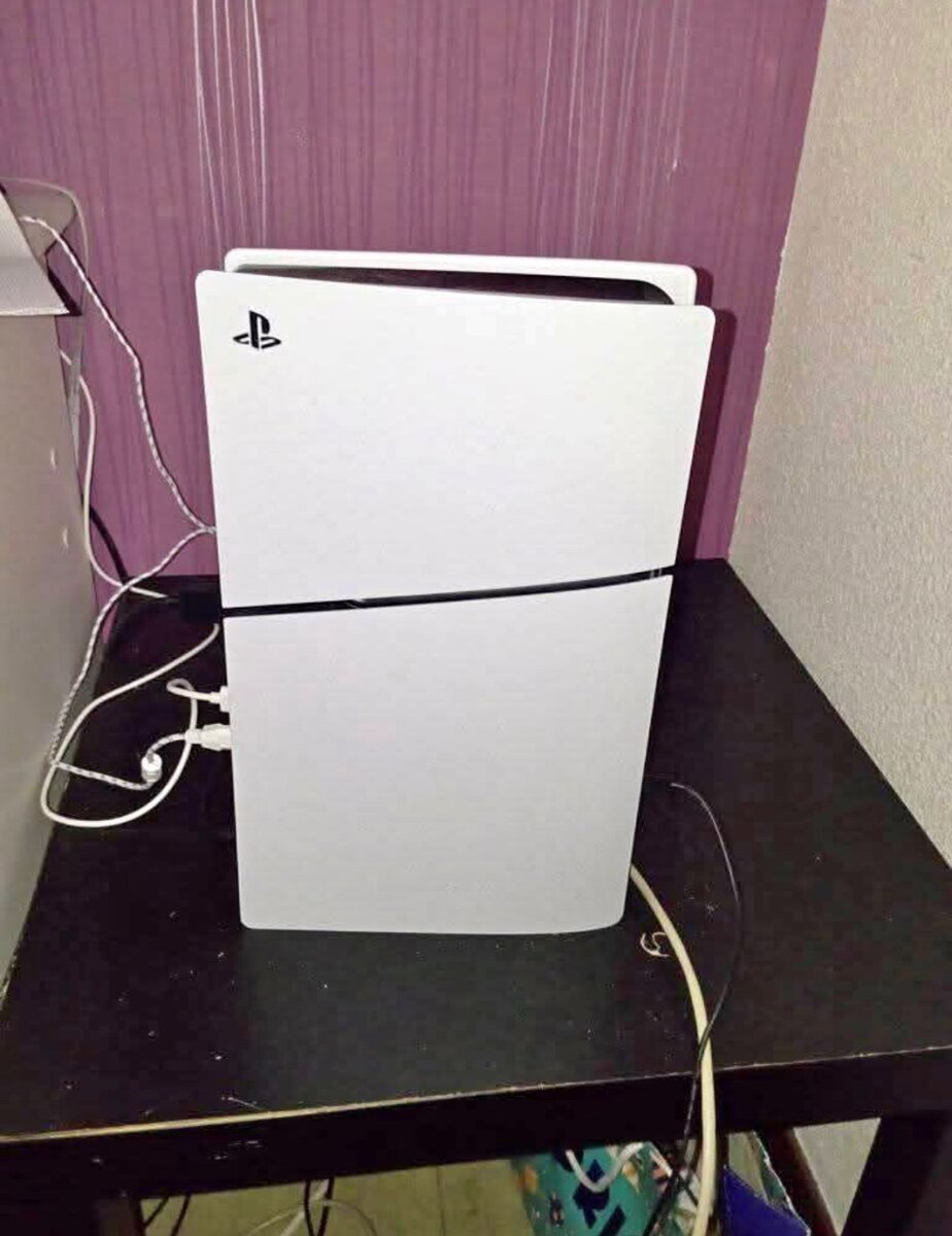 PS5 avec les manettes .