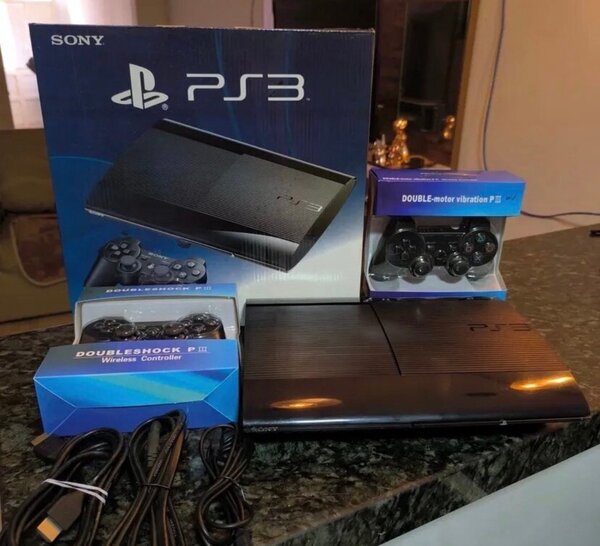 Console Sony PS3 avec manettes