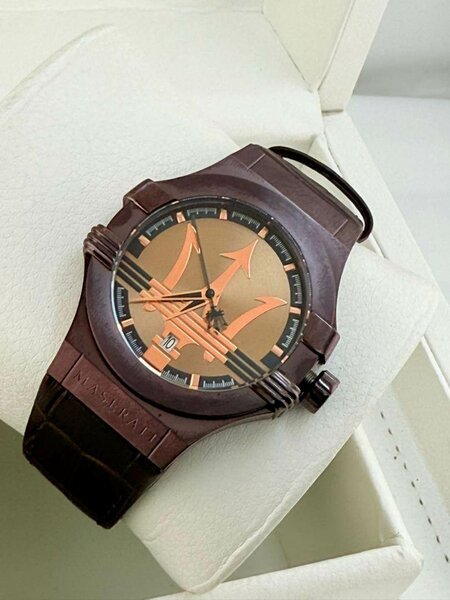 Montre élégante marron Maserati
