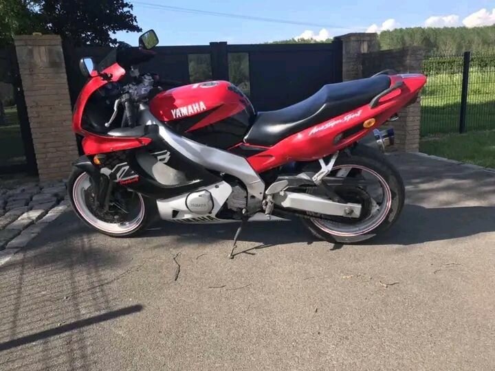 Moto Yamaha sportive rouge