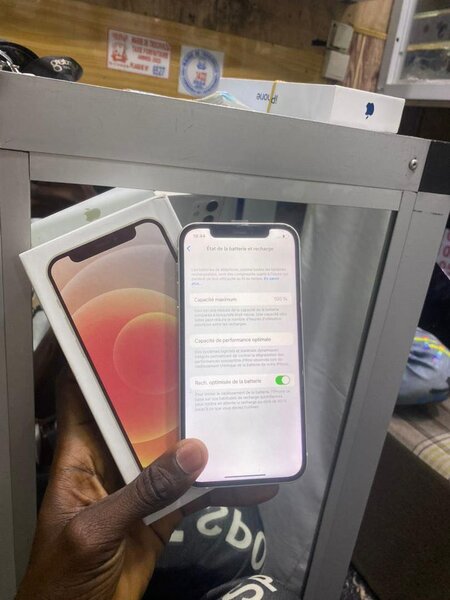 iPhone 12 64G tout es dorigine et tout passe propre