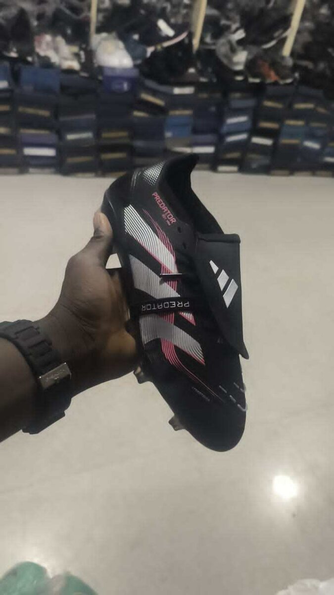 Paires de crampons Adidas