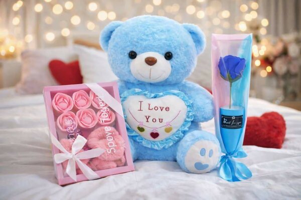 Ours en peluche avec rose et boîte de chocolats