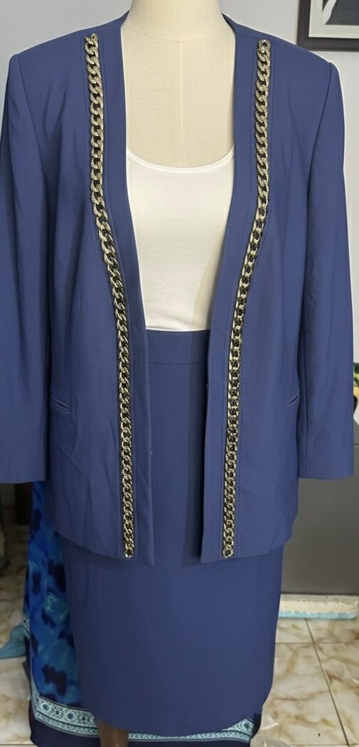 Tailleur bleu élégant avec chaînes