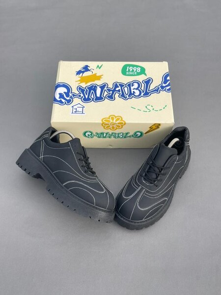 Chaussures en cuir noir robustes