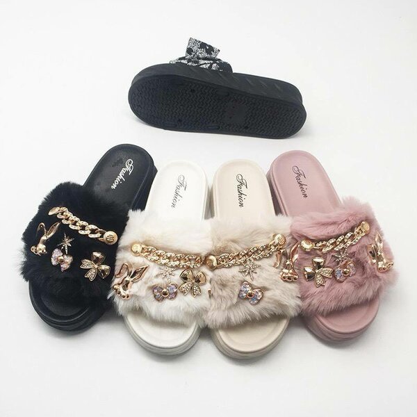 Pantoufles en fourrure élégantes