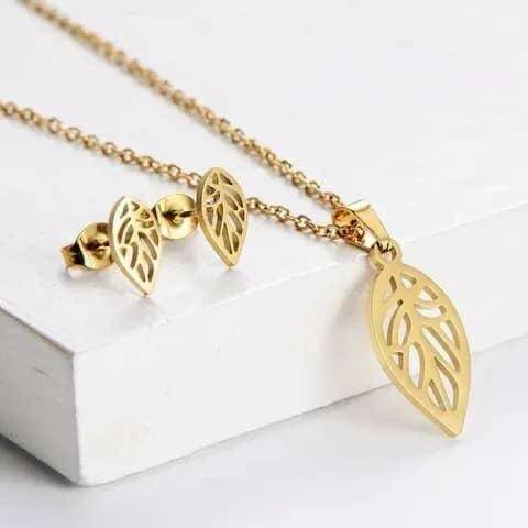 Parure collier et boucles dorés