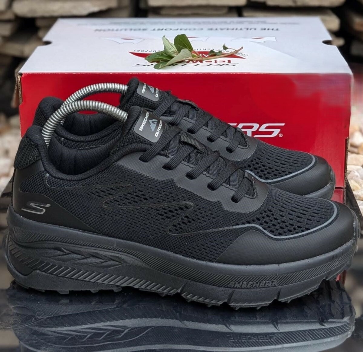 baskets couleur noire, marque SKECHERS