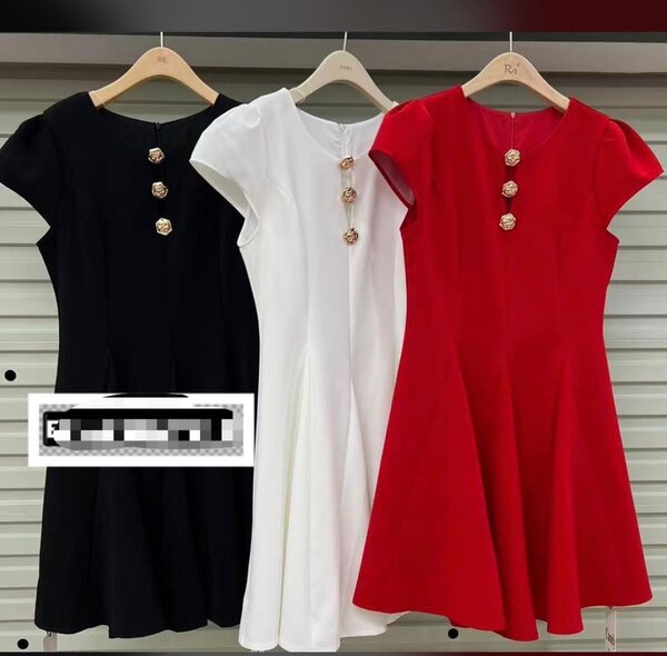 Robe élégante à boutons