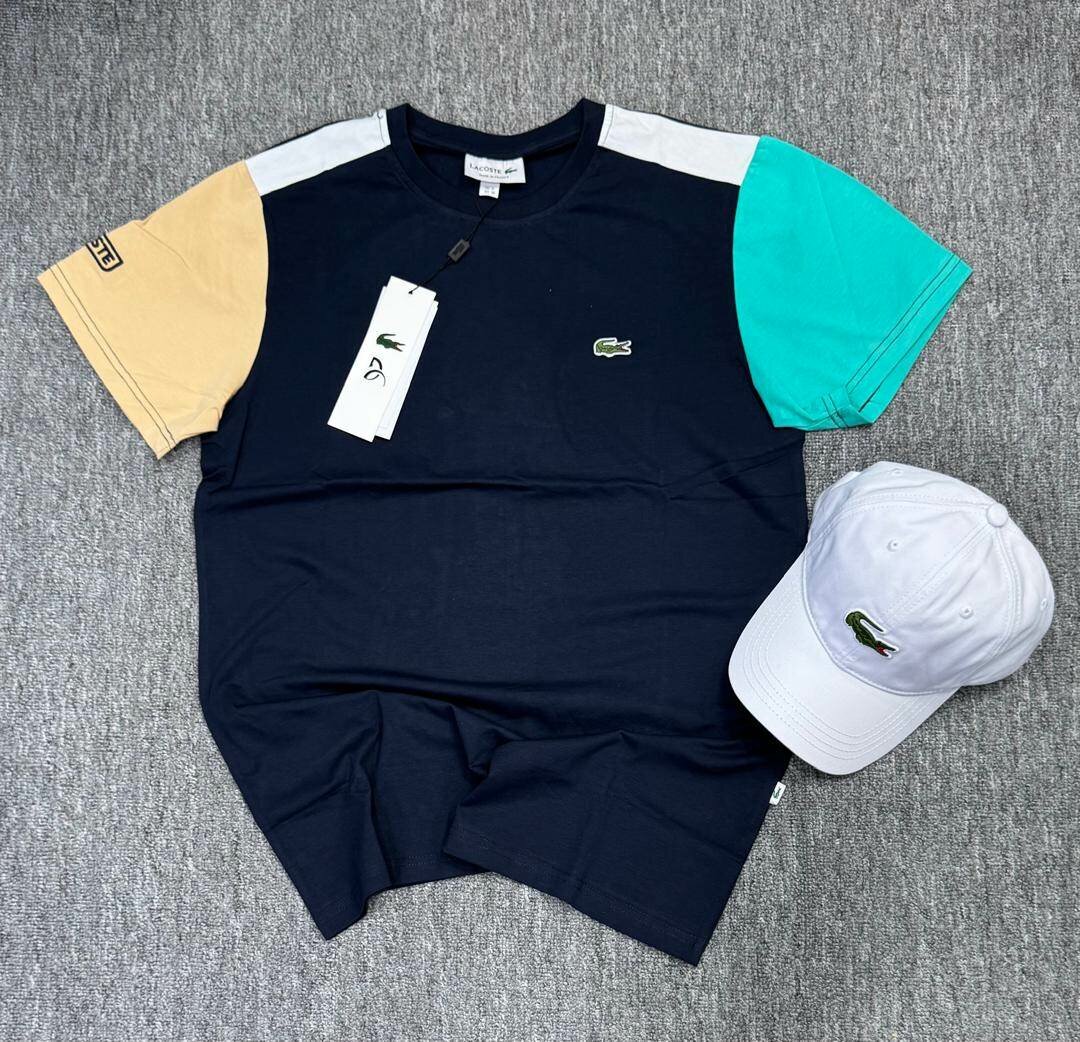 T-shirt et casquette élégants