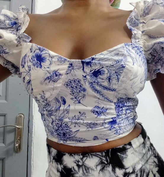 Blouse fleurie à manches bouffantes