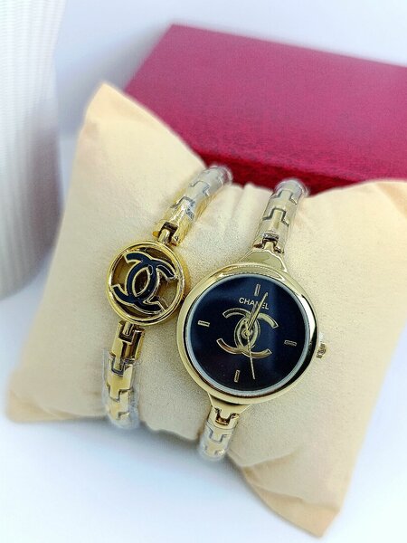 Montre et bracelet dorés élégants