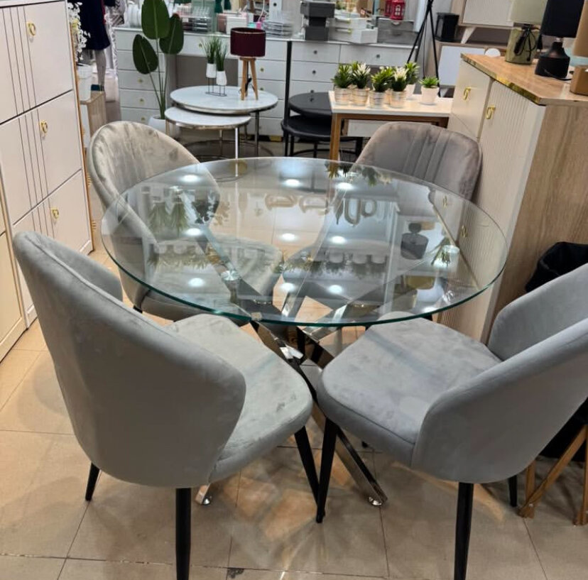 Table ronde en verre avec chaises élégantes